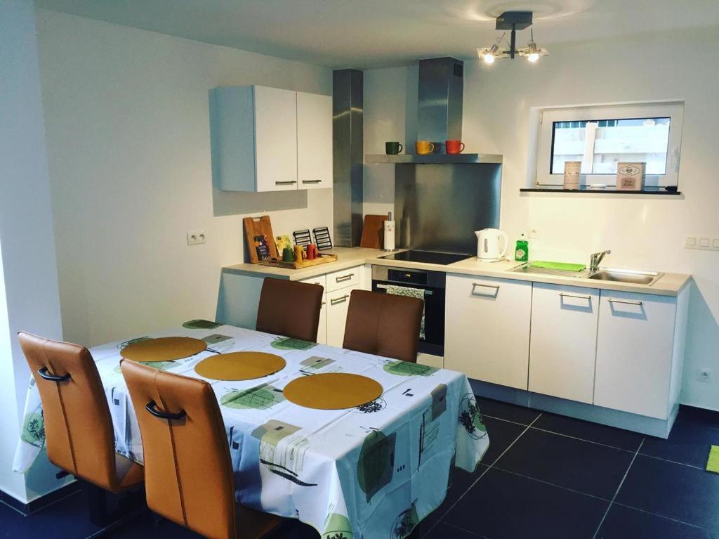 Appartement Duplex Pour 3-4 Personnes A Ciney Exteriör bild